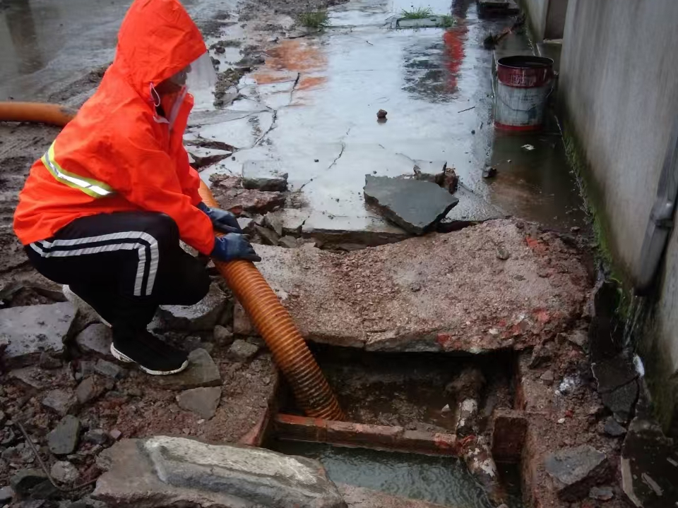 石泉专业清理污水池 炜誉市政以规范流程守护城市 “肠道”