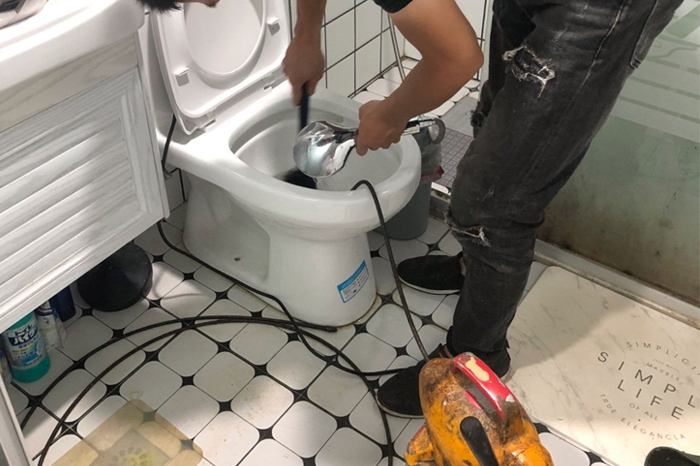 石泉马桶堵塞自己疏通还是找师傅?专业上门服务让你省时更省心